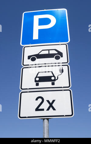 German road sign : : parking pour véhicules électriques seulement Banque D'Images