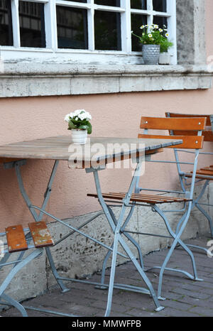 Un ensemble classique Biergarten de table pliante et de chaises à côté d'un mur Banque D'Images