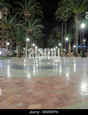 Nuit à pied sur la longue avenue bordée d'arbres d'Alicante, Espagne Banque D'Images