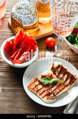 Au fromage Halloumi avec poivrons grillés, Vin rose, tomates et roquette Banque D'Images