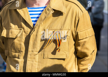 Ruban noir et orange de Saint Georges sur l'uniforme militaire Banque D'Images