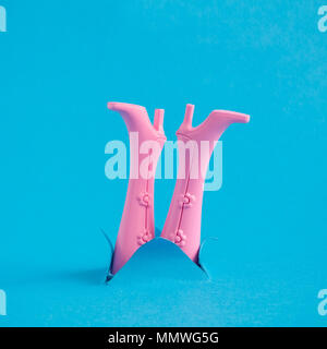 Chaussures de poupée de papier bleu de l'été fond Plongée sous-marine ou la noyade un minimum de concept créatif. Banque D'Images