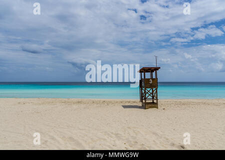 Mallorca, Lifeguard chambre vide sur une plage de sable blanc parfait de Paradise Island Banque D'Images