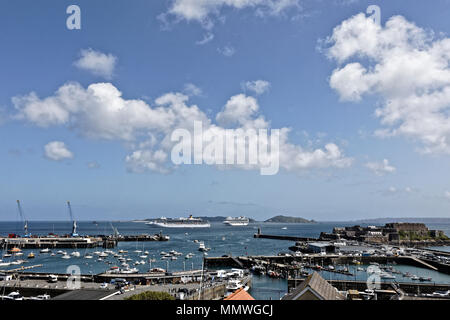 Croisière dans le petit canal Russel St Peters Harbour Port & Castle Cornet. Offres naviguent à & bof. Jethou, Herm et Sark en arrière-plan. Banque D'Images