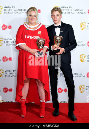 Daisy peut Cooper et Charlie Cooper avec le meilleur prix de la Comédie scriptée pour ce pays dans la salle de presse à la Vierge PLAT British Academy Television Awards 2018 s'est tenue au Royal Festival Hall, Southbank Centre, Londres. Banque D'Images