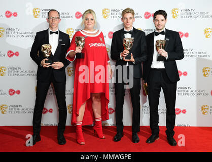 Simon Mayhew-Archer, Daisy peut Cooper, Charlie Cooper et Tom George avec leurs awards pour la Meilleure Comédie scriptée dans la salle de presse à la Vierge PLAT British Academy Television Awards 2018 s'est tenue au Royal Festival Hall, Southbank Centre, Londres. Banque D'Images