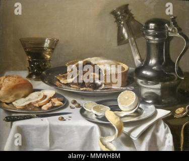 . Un petit-déjeuner anglais : still life with pain, un citron pelé et tranché, une tarte aux fruits, noix, une montre et un verre sur la gauche remplie de vin. Un verre renversé est placé sur le bec d'une chope en étain. Tous les objets sont sur une table couverte d'un linge blanc. Still Life (petit-déjeuner avec pièce Berckemeyer)) titre alternatif(s) : avec une cruche, deux Berkemeyers Rembrandt, une tarte aux fruits, les plaques avec du pain et un citron pelé. 1641. "Toujours-vie (Ontbijtstuk avec Berkemeyer)' de Pieter Claesz, Cincinnati. Banque D'Images
