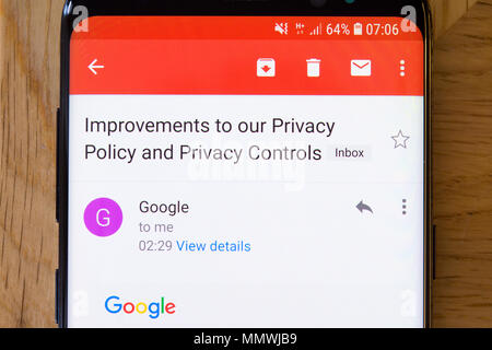 Un smartphone écran montrant la nouvelle politique de confidentialité de Gmail et de contrôle de la confidentialité, introduit pour le nouveau Règlement général sur la protection des données de l'UE (PIBR) Banque D'Images