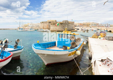 Gallipoli, Pouilles, Italie - bateau de pêche au port en face de la muraille Banque D'Images