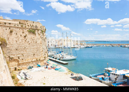 Gallipoli, Pouilles, Italie - voiliers dans le port, à proximité du centre-ville historique wall Banque D'Images