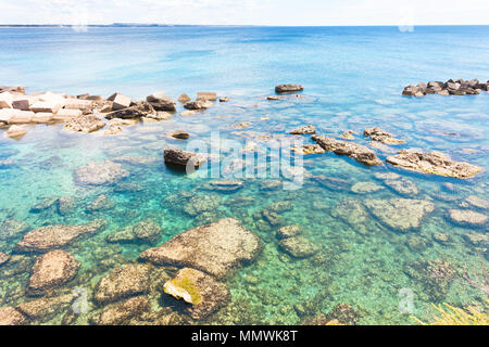 Gallipoli, Pouilles, Italie - impressionnant des couleurs de l'eau sur le littoral Banque D'Images