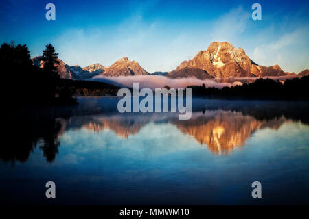 Mont Moran reflète dans les eaux calmes à Oxbow Bend de la Snake River. Grand Tetons (Wyoming). Banque D'Images