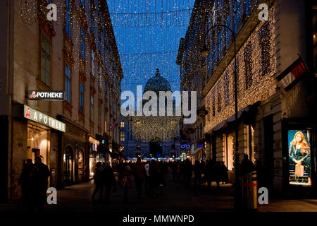 Au début de l'hiver sur la rue Kohlmarkt soir, heure bleue, avec vue vers la Hofburg et l'illumination de Noël. Banque D'Images
