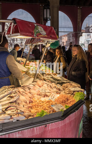 Marché aux poissons du Rialto, Venise, Italie Banque D'Images