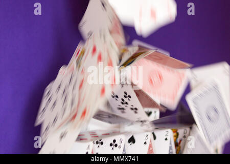 Une maison de jeux de cartes s'effondrer - une métaphore pour une organisation complexe ou d'un plan qui a mal tourné Banque D'Images