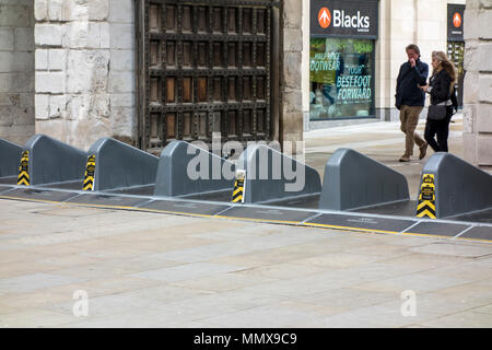 Barrières de sécurité anti-terroriste à Paternoster Square, City of London, UK Banque D'Images