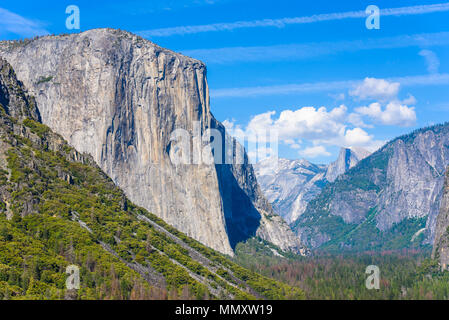 Vue de la vallée Yosemite de Tunnel view point - voir de Bridal Veil Falls, El Capitan et Half Dome - Parc National de Yosemite en Californie, USA Banque D'Images