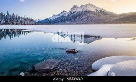 Montagnes de chèvre dans la région de Kananaskis avec réflexion le lac en hiver Banque D'Images
