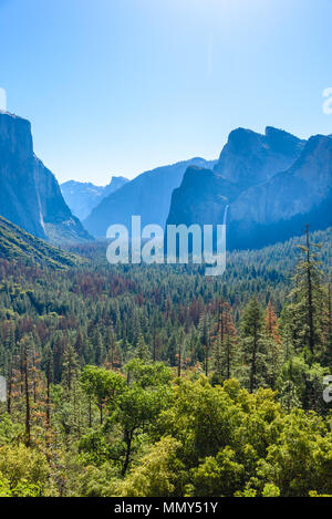 Vue de la vallée Yosemite de Tunnel view point au lever du soleil - vue de Bridalveil Falls, El Capitan et Half Dome - Yosemite National Park en Californie, Banque D'Images