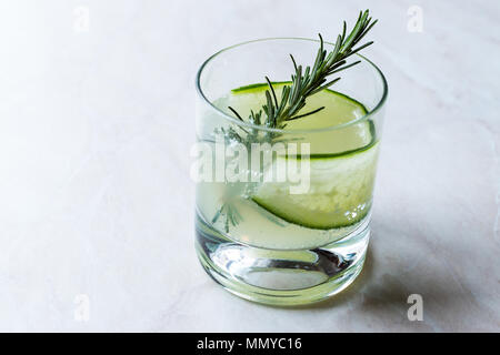 Cocktail Gimlet Gin romarin avec tranche de concombre. Concept de boisson. Banque D'Images