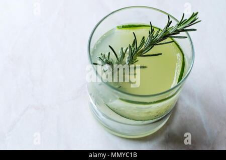 Cocktail Gimlet Gin romarin avec tranche de concombre. Concept de boisson. Banque D'Images