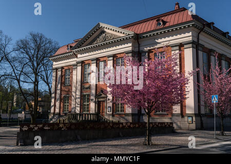 Paris, France - 10/05/2018 : bâtiment principal de la bibliothèque de Turku, Finlande avec fleurs de cerisier arbres devant Banque D'Images