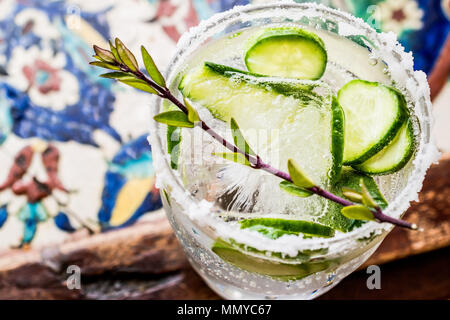 Cocktail Gin Tonic avec des tranches de concombre et de glace. Concept de boisson. Banque D'Images