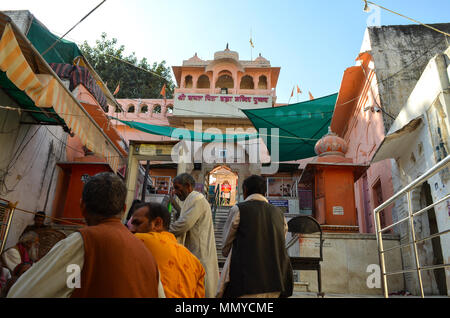 Pushkar, Rajasthan, Inde- 16 Janvier 2018 : Fidèles à l'entrée de Brahma Temple à Pushkar, Rajasthan, Inde. Banque D'Images