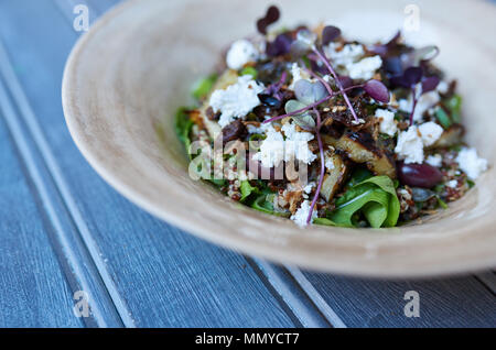 Une salade de légumes mélangés assis sur un tableau bleu rustique Banque D'Images