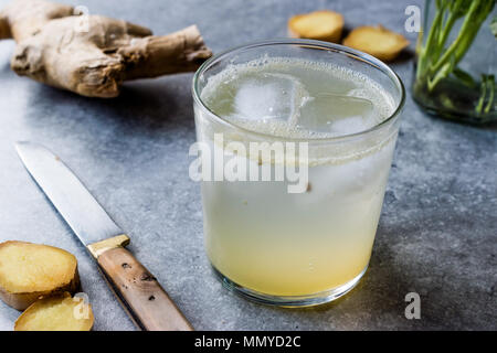Bière au gingembre biologique (soda tonique) dans le verre Prêt à boire. Concept de boisson. Banque D'Images
