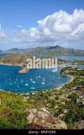 Petites Antilles Antigua îles dans les Caraïbes Antilles - célèbre vue de Shirley Heights surplombant le port de Falmouth et English Harbour Photo Banque D'Images