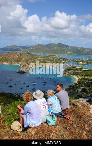 Petites Antilles Antigua îles dans les Caraïbes Antilles - Célèbre vue de Shirley Heights surplombant le port de Falmouth et English Harbour Photo Banque D'Images