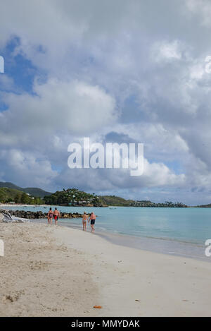 Petites Antilles Antigua îles dans les Caraïbes Antilles - belle plage de sable de Jolly Harbour Banque D'Images