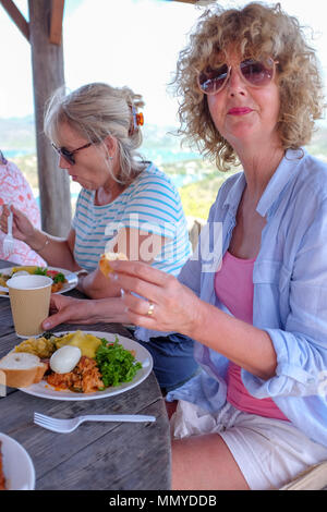 Petites Antilles Antigua îles dans les Caraïbes Antilles - y compris le petit-déjeuner anglais traditionnel sel épicé poisson , fungee et Johnnie gâteaux Banque D'Images