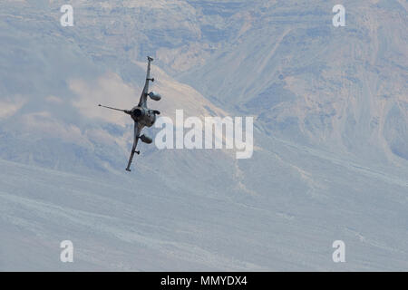 USAF F-16 Fighting Falcon de plonger dans la Panamint Valley, Californie, USA. Banque D'Images