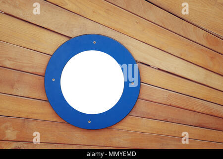 Photo de vieux navire porte avec un tube rond fenêtre bleu Banque D'Images