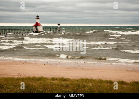 Un petit phare sur une jetée à St Joeseph Michigan au cours stromy weather avec des vagues du lac Michigan battre contre elle. Banque D'Images