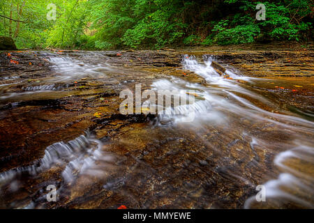 Une petite cascade sur Brandywine Creek dans le parc national de Cuyahoga Valley dans l'Ohio. Vu ici en été avec un faible débit d'eau. Banque D'Images