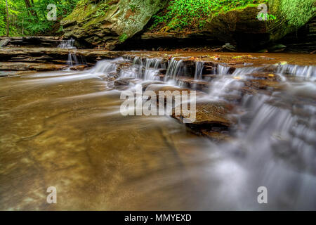 Une petite cascade sur Brandywine Creek dans le parc national de Cuyahoga Valley dans l'Ohio. Vu ici en été avec un faible débit d'eau. Banque D'Images