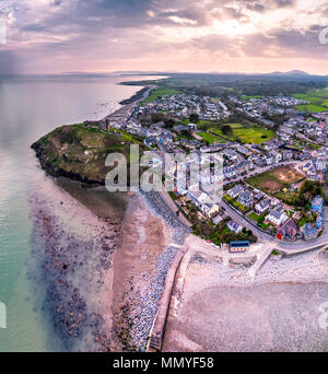 L'horizon de Harlech et de la plage après le coucher du soleil, le Pays de Galles, Royaume-Uni. Banque D'Images