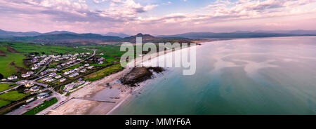 L'horizon de Harlech et de la plage après le coucher du soleil, le Pays de Galles, Royaume-Uni. Banque D'Images