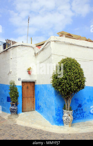 Maison peinte en bleu et blanc dans la Kasbah des Oudias, Rabat, Maroc Banque D'Images