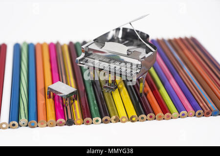 Résumé photo de la musique. Petit piano métallique avec des notes d'adresses. Piano Jazz. Banque D'Images