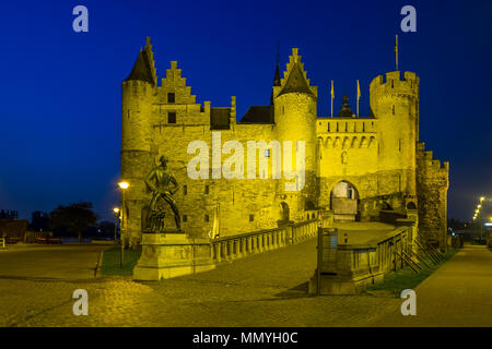 'Het Steen' forteresse avec le Lange Wapper monument pendant l'heure bleue dans le centre d'Anvers Banque D'Images