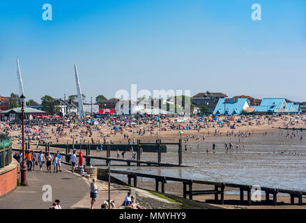 City Beach Southend on Sea,très occupé sur une plage ensoleillé chaud vacances de banque. Aventure Sealife sur la droite. Banque D'Images