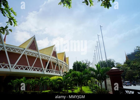 Salle de conférence Chaktomuk, Phnom Penh, Cambodge. Situé sur la rivière Tonle SAP. Architecte Van Molyvann. Banque D'Images