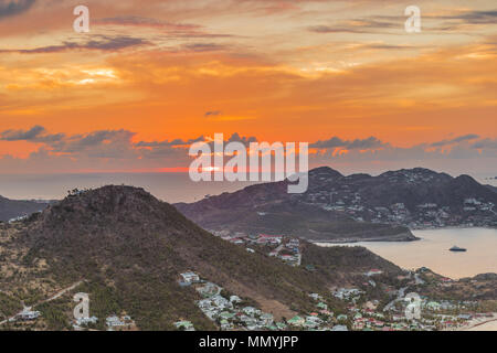 Coucher du soleil vif à St Barthelemy Banque D'Images