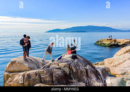 Les randonneurs au rivage rocheux dans Lighthouse Park, West Vancouver, British Columbia, Canada. Banque D'Images