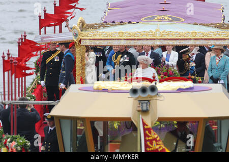 La reine Elizabeth II avec le prince William et Harry avec la duchesse de Cambridge à bord de la Barge Royale Esprit de Chartwell est à la tête de la flottille de bateaux 1000 historique le long de la rivière Thames, passé le Parlement et Big Ben pour commémorer son 60e anniversaire de l'adhésion de la Reine, à Londres. 3 juin 2012 Banque D'Images