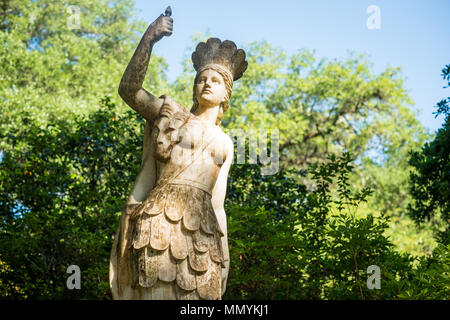 Sculptures néoclassique représentant les quatre coins du monde et de vertus cardinales décorer les jardins de la Plantation Rosedown. Banque D'Images